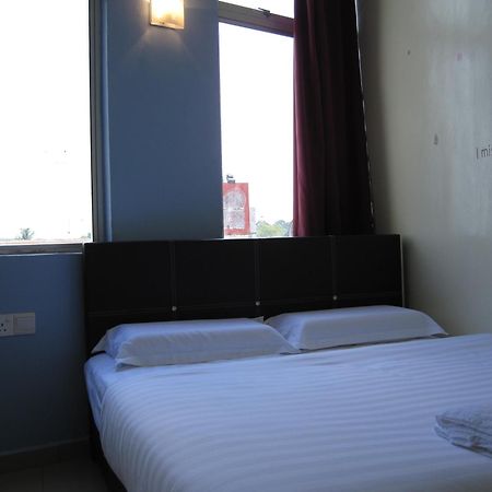 Max Inn Hotel Parit Raja Pokój zdjęcie