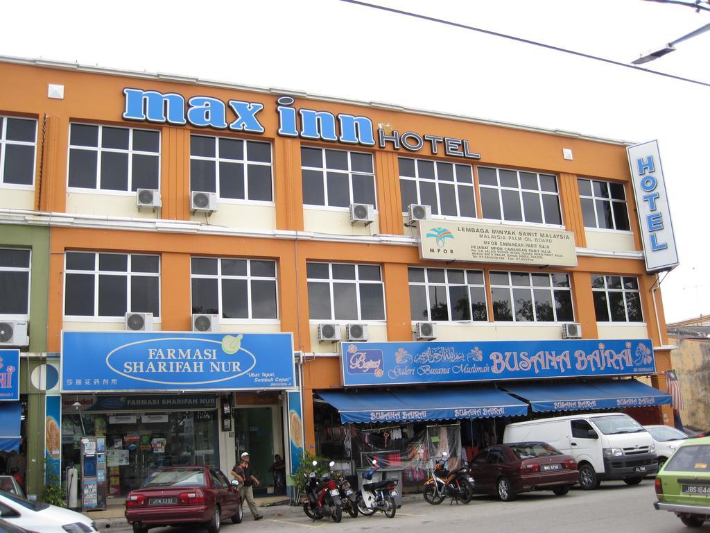 Max Inn Hotel Parit Raja Zewnętrze zdjęcie