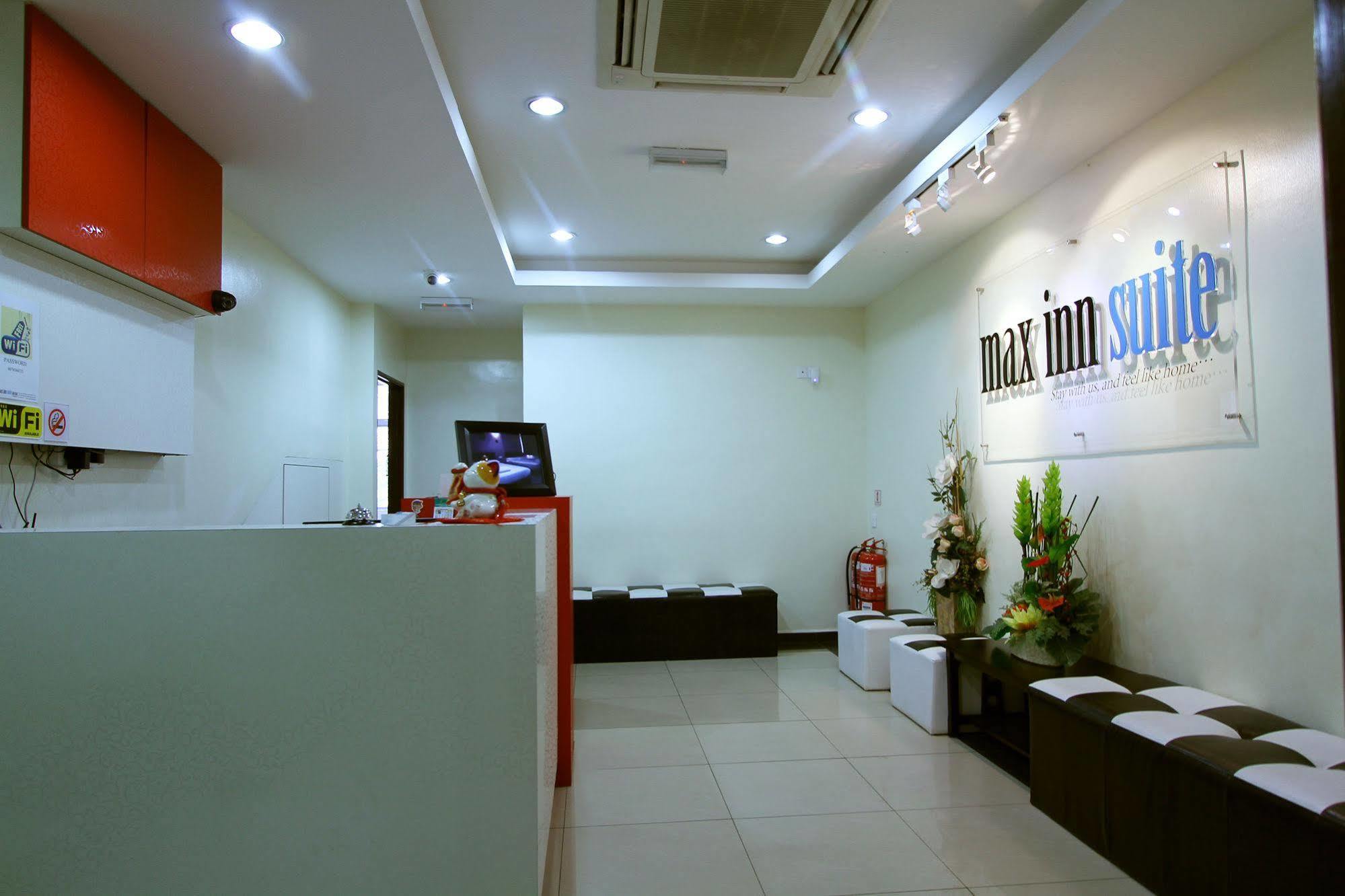 Max Inn Hotel Parit Raja Zewnętrze zdjęcie