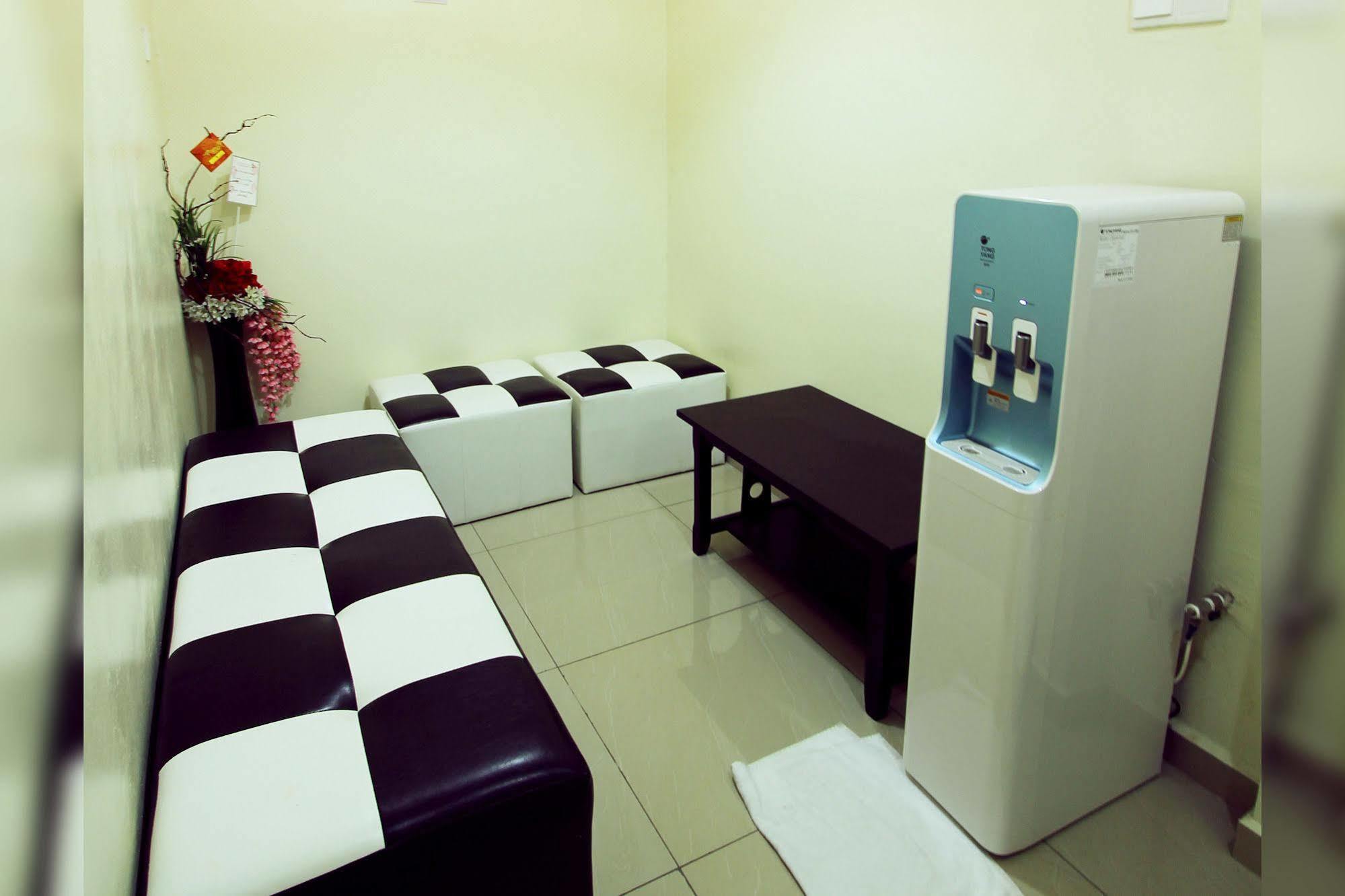 Max Inn Hotel Parit Raja Zewnętrze zdjęcie