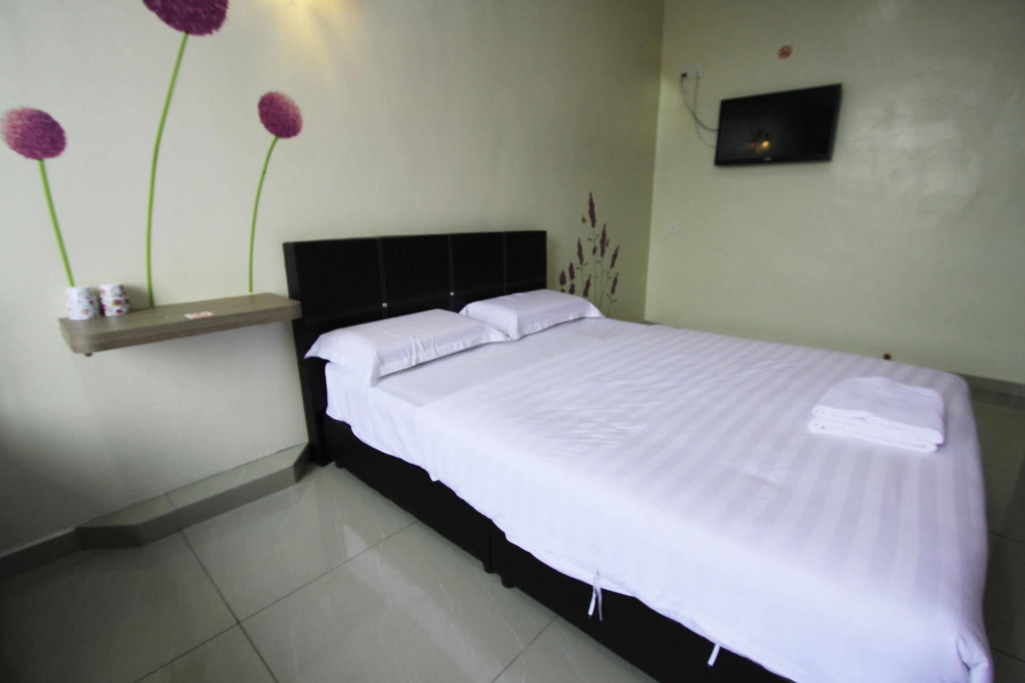 Max Inn Hotel Parit Raja Zewnętrze zdjęcie