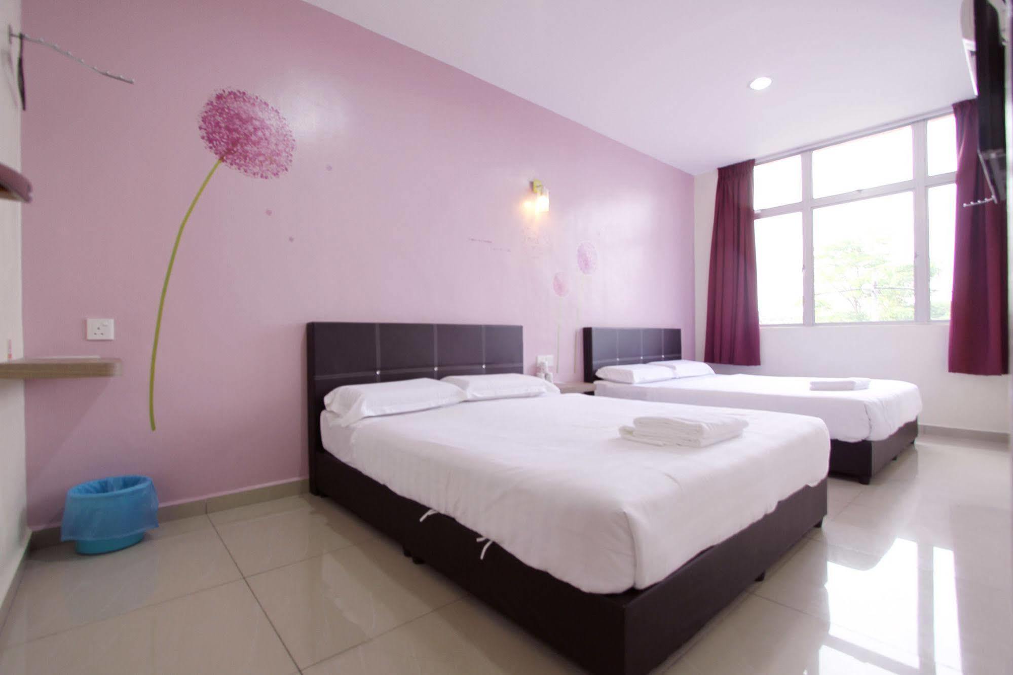 Max Inn Hotel Parit Raja Zewnętrze zdjęcie