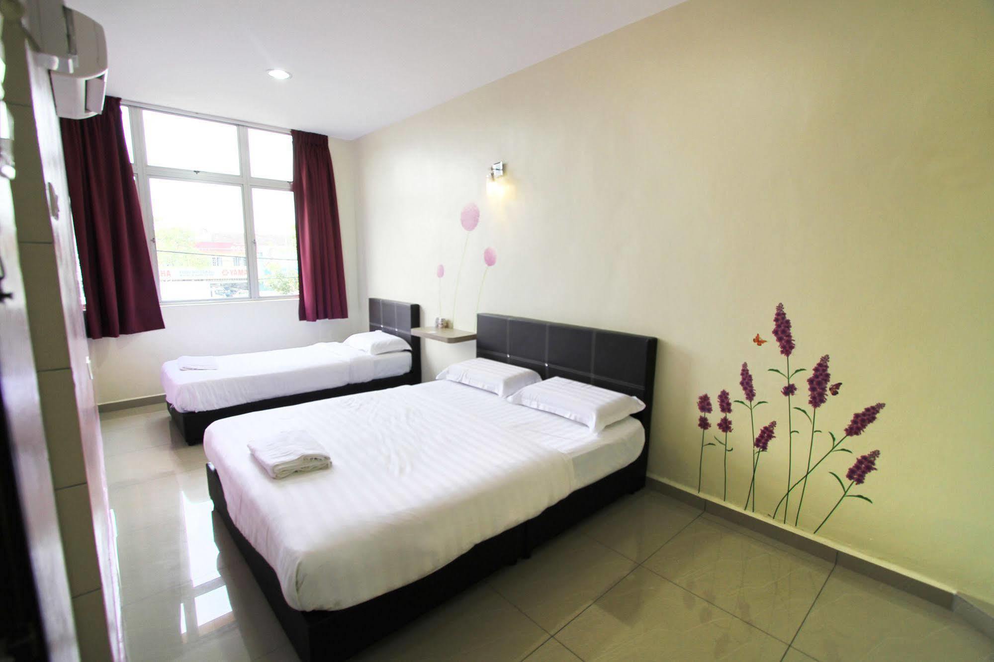 Max Inn Hotel Parit Raja Zewnętrze zdjęcie