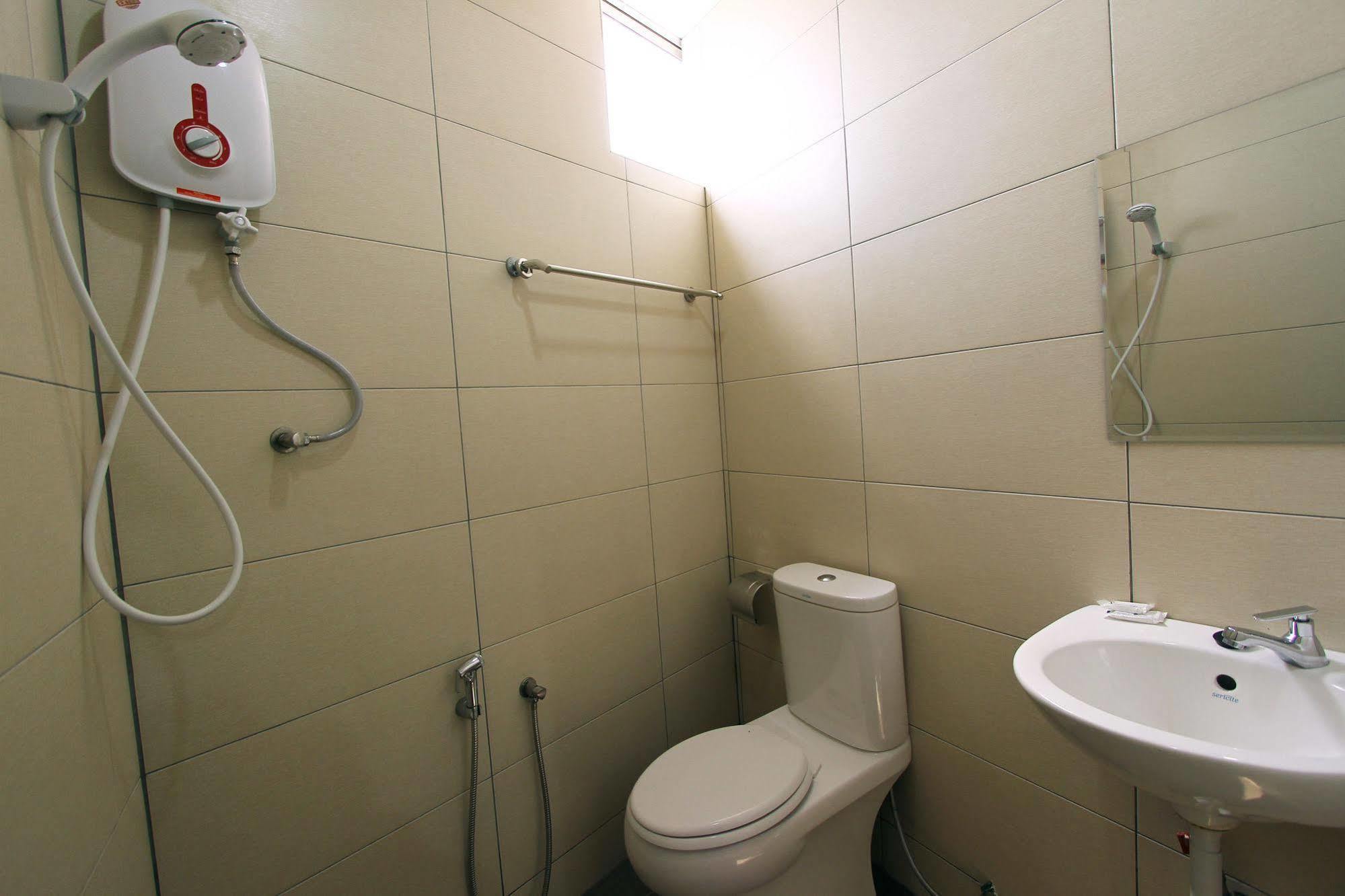 Max Inn Hotel Parit Raja Zewnętrze zdjęcie