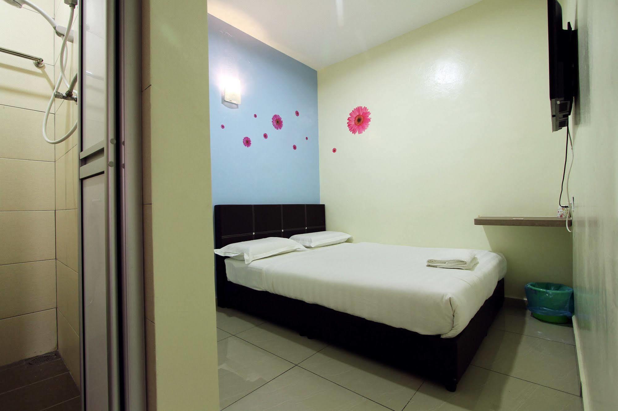 Max Inn Hotel Parit Raja Zewnętrze zdjęcie