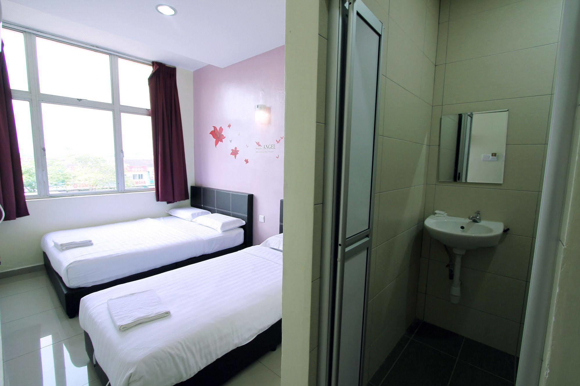 Max Inn Hotel Parit Raja Zewnętrze zdjęcie