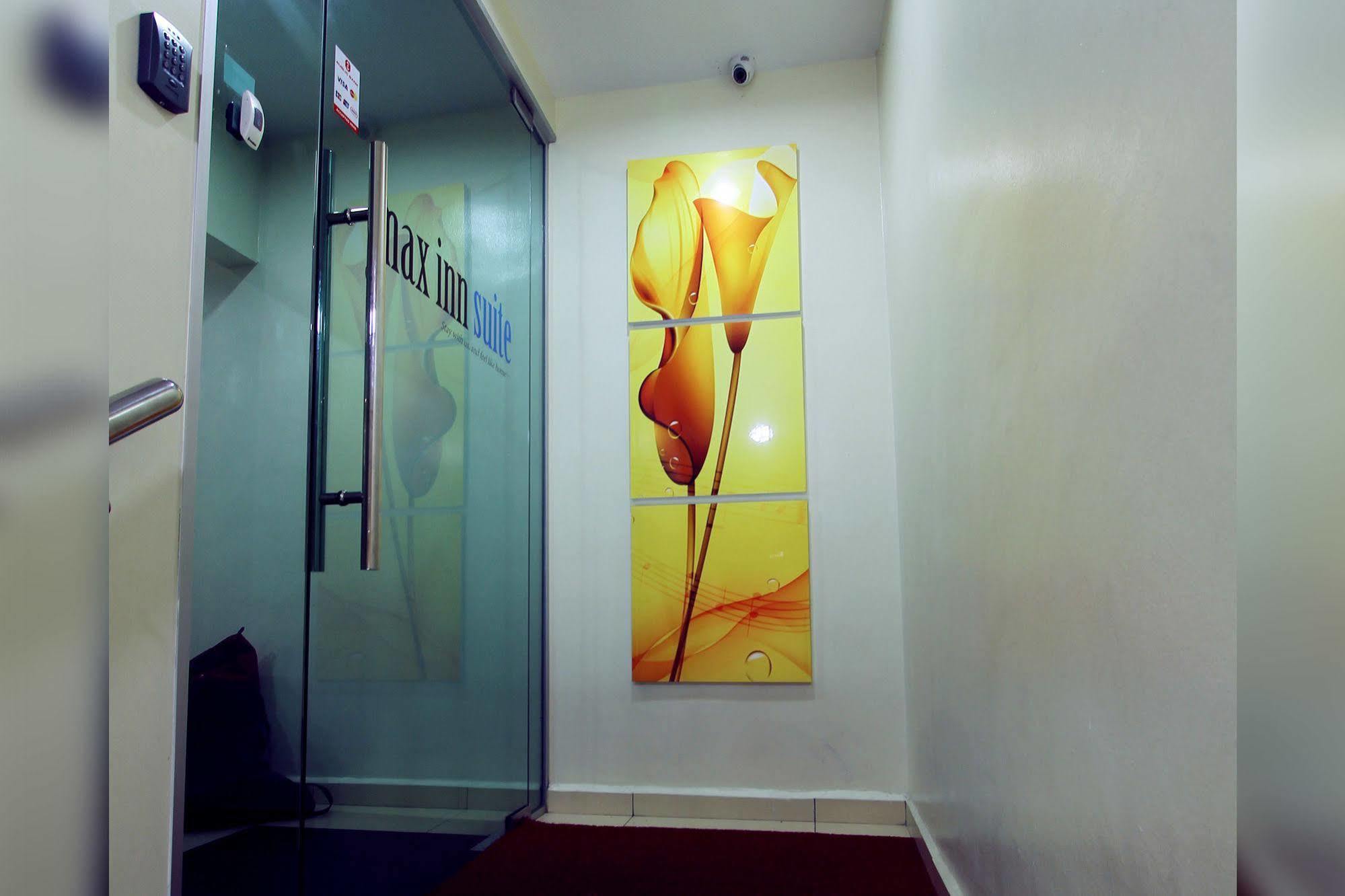 Max Inn Hotel Parit Raja Zewnętrze zdjęcie