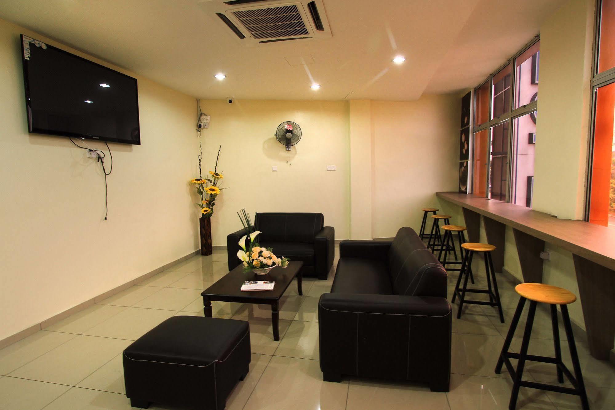 Max Inn Hotel Parit Raja Zewnętrze zdjęcie