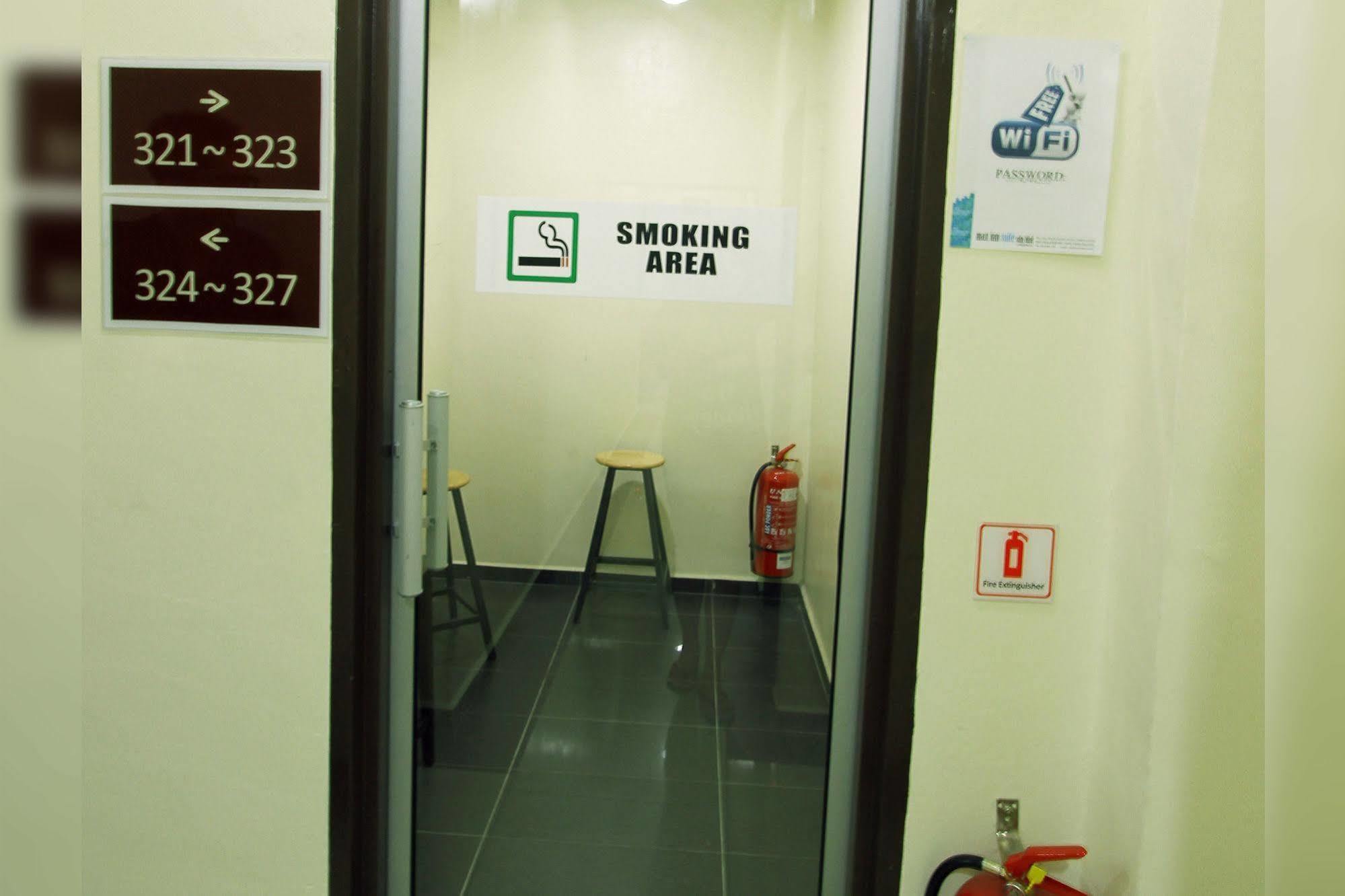 Max Inn Hotel Parit Raja Zewnętrze zdjęcie